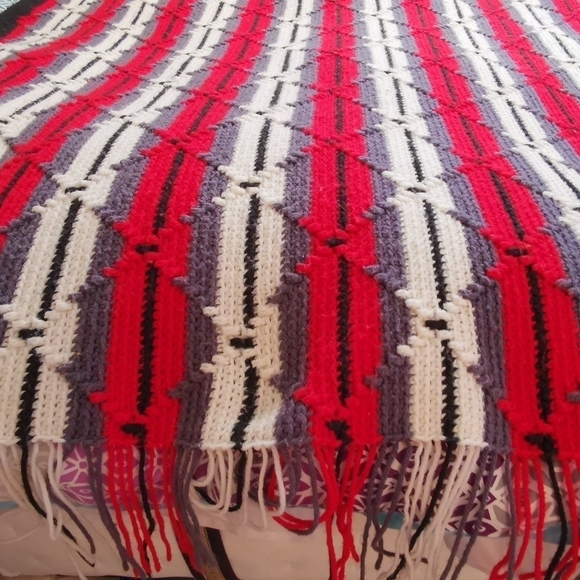 Stunning Cosy red grey throw/blanket - Picture 3 of 8